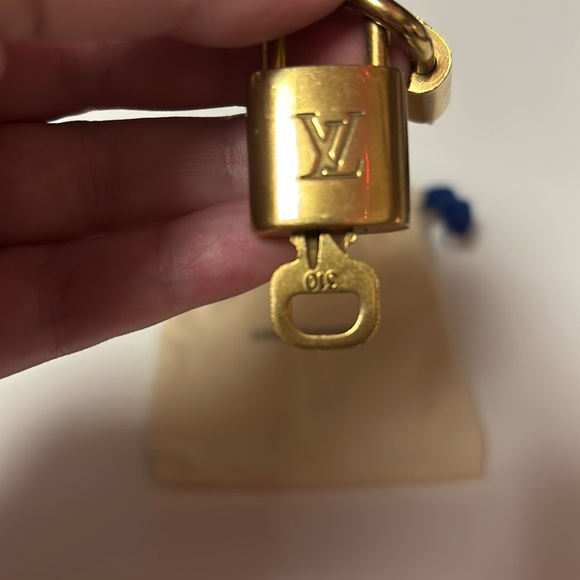 SET OF 2 AUTHENTIC LOUIS VUITTON GOLD TONED LOCK & KEY - Picture 3 of 6
